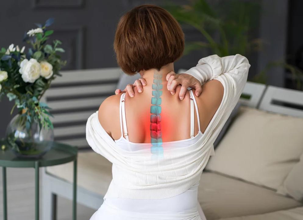 Боль между лопатками может быть вызвана разными болезнями